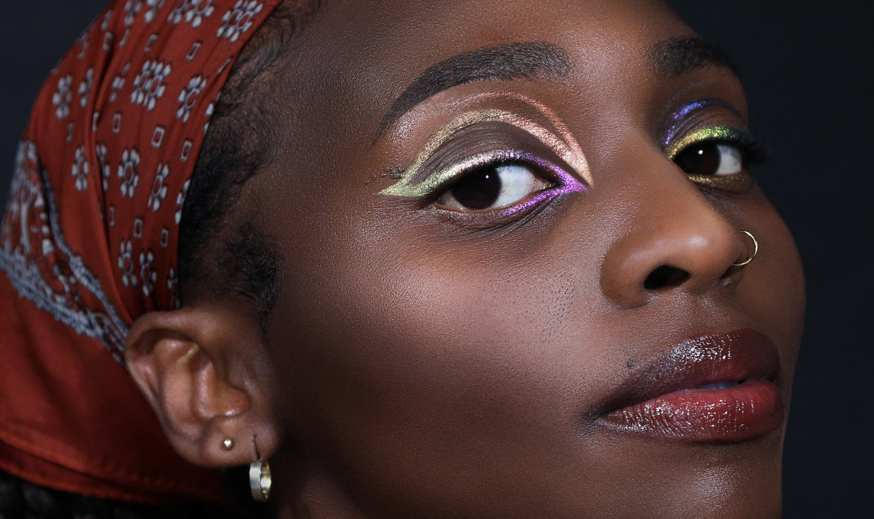 Tendance : les eyeliners colorés & multichrome